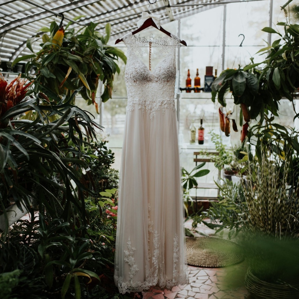 Sleeveless Lace Wedding Dress